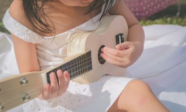 dziecko gra na gitarze